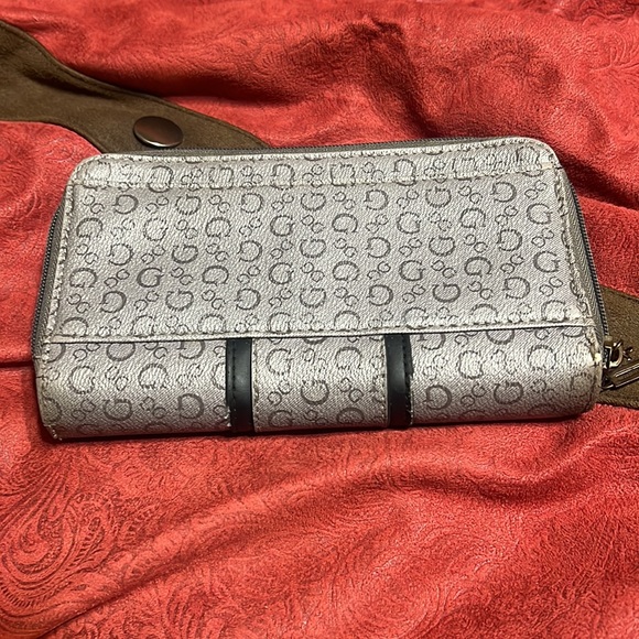 Guess wallet minor tear on the leather - Picture 2 of 5